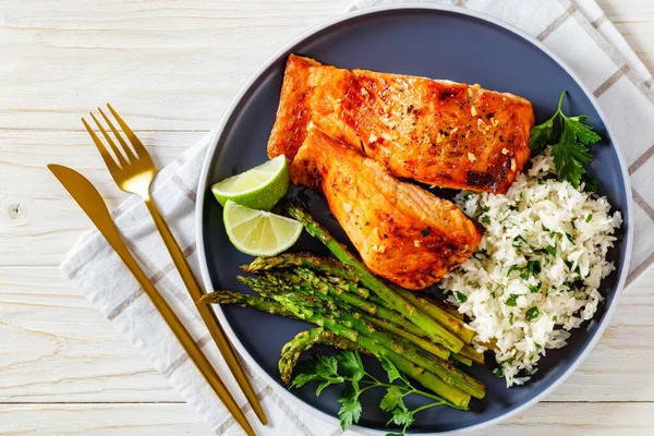 Filetes Peixe Salmão Frito Com Espargos Arroz Jasmim Limão Prato — Fotografia de Stock