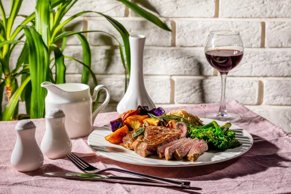 Steak Sapi Dengan Segelas Anggur Merah Disajikan Dengan Brokolini Nasi — Stok Foto