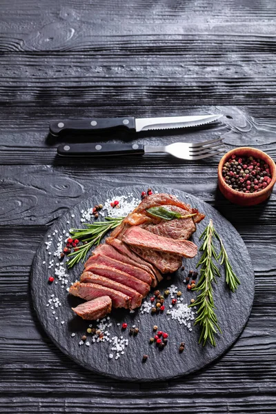 Filete Lomo Carne Asada Pizarra Negra Con Romero Sal Granos — Foto de Stock