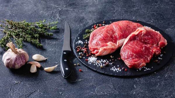 Rauwe New Yorkse Steaks Een Zwarte Stenen Plaat Met Zout — Stockfoto