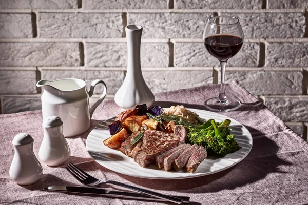 Filete Res Con Una Copa Vino Tinto Servido Con Broccolini —  Fotos de Stock