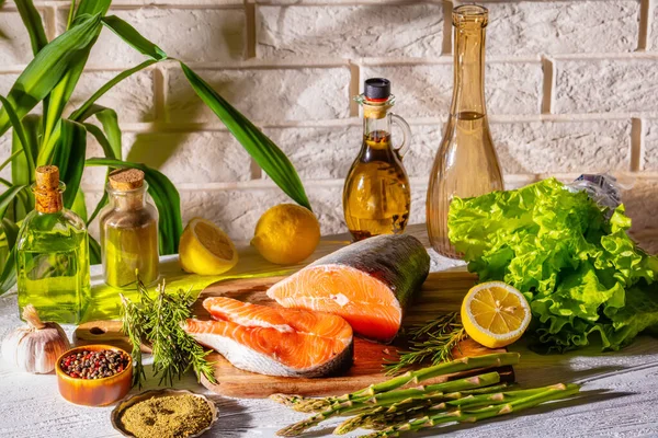 Trozo Salmón Crudo Rebanado Una Tabla Madera Con Lechuga Romero — Foto de Stock