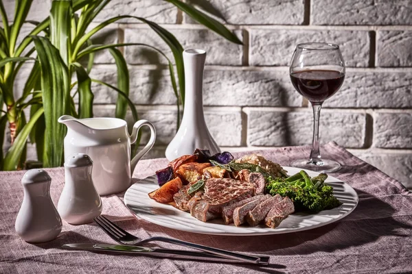 Filete Res Con Una Copa Vino Tinto Servido Con Broccolini — Foto de Stock