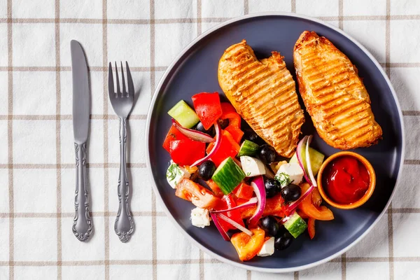 烤鸡胸肉 蔬菜新鲜 蔬菜沙拉 西红柿 羊乳酪和红洋葱放在桌布上的盘子上 从上往下水平看 — 图库照片