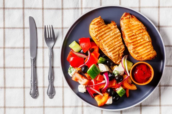 Peito Frango Grelhado Com Salada País Vegetal Fresca Tomate Pepino — Fotografia de Stock