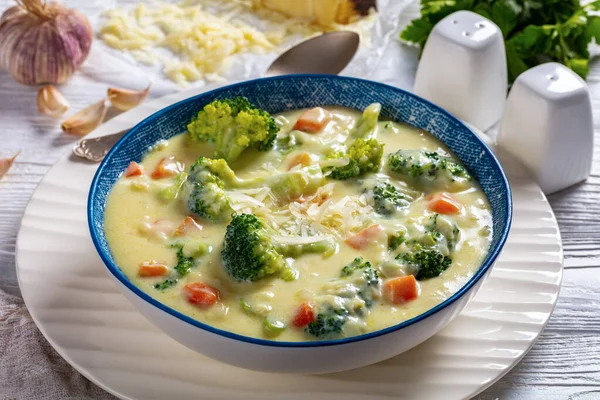 Sopa Queijo Brócolis Com Caldo Galinha Creme Cenouras Tigela Uma — Fotografia de Stock
