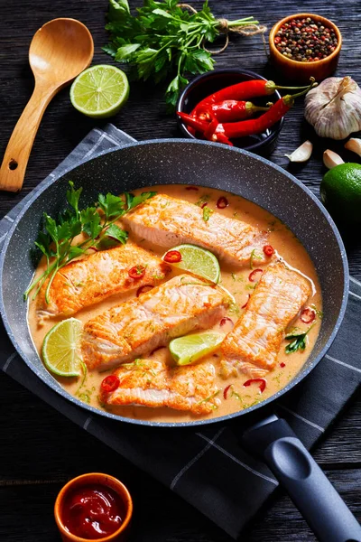 Csíkos Lazac Kókuszdió Lime Szósszal Lazac Curry Serpenyőben Egy Asztalon — Stock Fotó