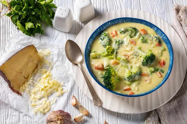 Broccoli Kaassoep Met Kippenbouillon Room Wortelen Kom Een Witte Keukentafel — Stockfoto