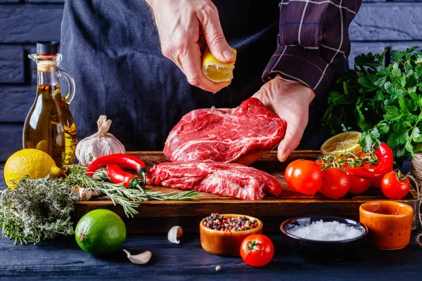 Male Chef Sprinkling Lemon Juice Top Chuck Eye Beef Steak — Stock Photo, Image