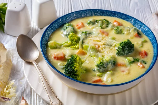 Sup Keju Brokoli Dalam Mangkuk Pemandangan Atas — Stok Foto