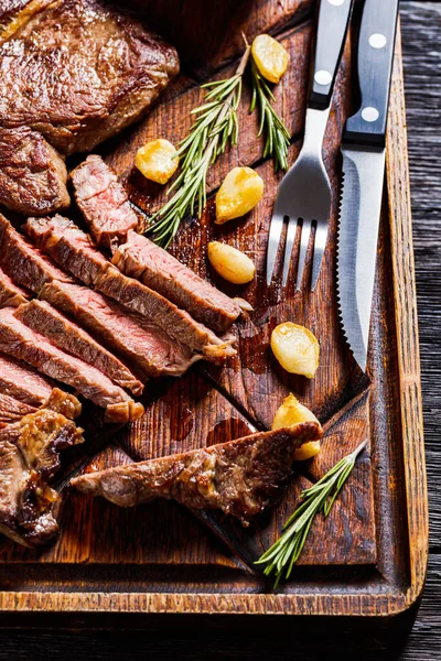 Gebakken Sappige Chuck Eye Beef Steaks Een Geheel Een Plakjes — Stockfoto