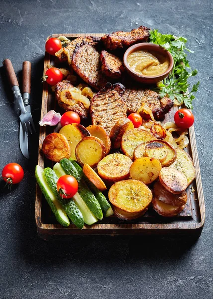 Costeletas Porco Grelhadas Com Batata Assada Tomates Frescos Pepino Tábua — Fotografia de Stock