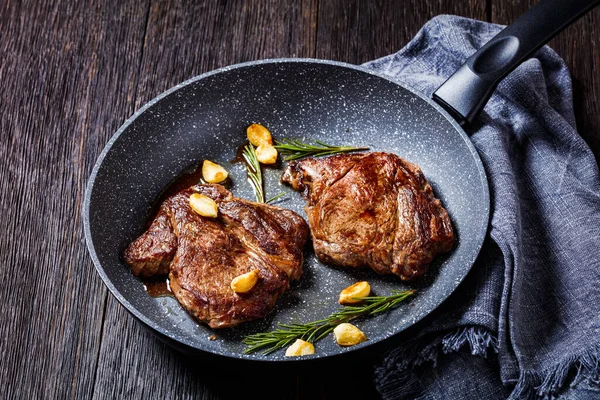 Gebakken Gehakte Steaks Van Oogrundvlees Een Koekenpan Met Gebakken Knoflookteentjes — Stockfoto