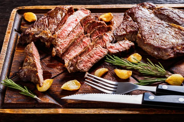 Gebakken Sappige Chuck Eye Beef Steaks Een Geheel Een Plakjes — Stockfoto