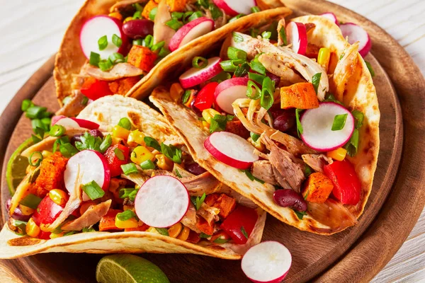 Pitacos Mexikanische Tacos Mit Fladenbrot Würzig Gezogenem Hühnerfleisch Roten Nierenbohnen — Stockfoto
