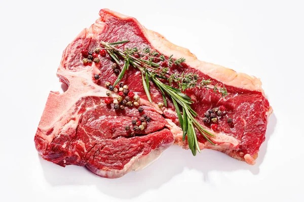 Steak Sapi Porterhouse Yang Belum Dimasak Dengan Thyme Rosemary Dan — Stok Foto