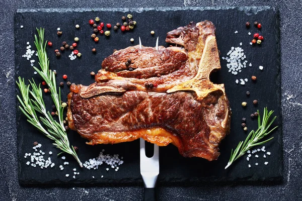 Gebakken Steak Bone Steak Doorboord Met Snijvork Zwarte Plaat Met — Stockfoto