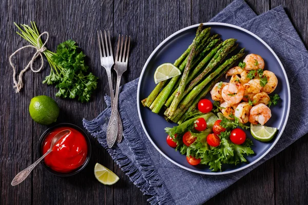 Espárragos Tostados Con Gambas Fritas Lima Lechuga Tomates Cherry Plato — Foto de Stock