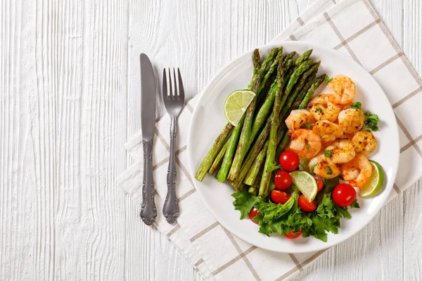 Espárragos Asados Con Gambas Fritas Lima Lechuga Tomates Cherry Plato — Foto de Stock