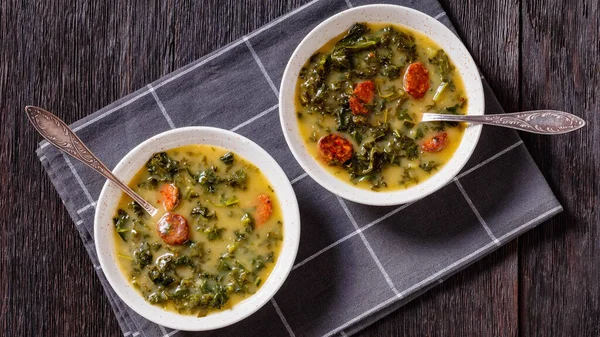 Caldo Verde Portugis Kentang Dan Kale Sup Dengan Chorizo Sosis — Stok Foto
