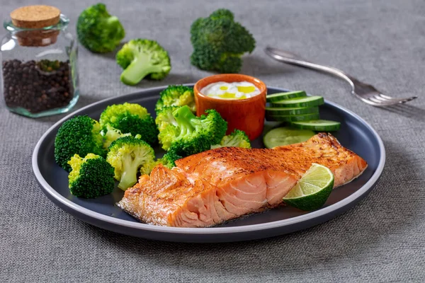 Filé Peixe Salmão Assado Com Brócolis Cozido Fatias Pepino Fresco — Fotografia de Stock