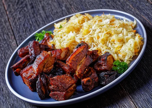 Close Salada Repolho Refogada Com Carne Porco Assada Ameixas Secas — Fotografia de Stock