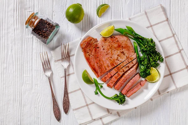 Gebratenes Thunfischsteak Mit Parboiled Broccolini Und Limette Auf Weißem Teller — Stockfoto