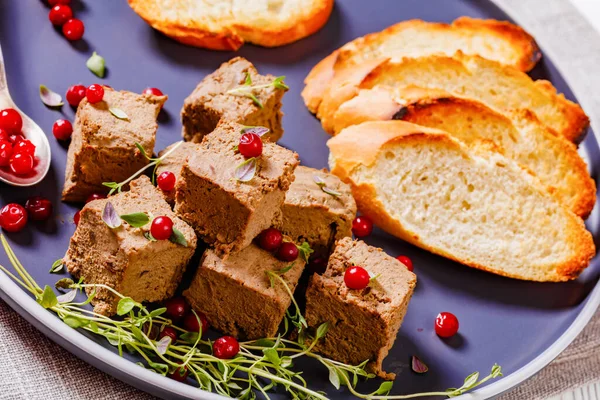 Cubes Pâtés Foie Sur Une Assiette Avec Tranches Baguette Grillées — Photo