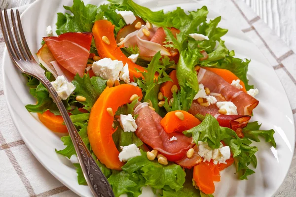 Detailní Záběr Dýňového Salátu Hlávkovým Salátem Rozdrceným Sýrem Feta Tenké — Stock fotografie