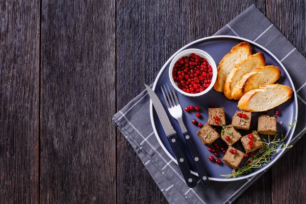 Lever Paté Kuber Platta Med Rostade Baguette Skivor Timjan Och — Stockfoto