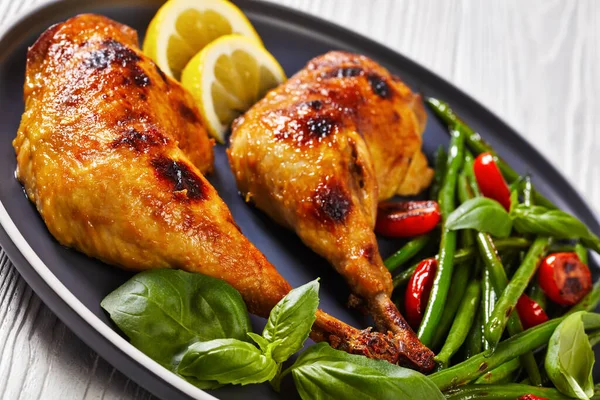 Close Pernas Frango Assadas Com Feijão Verde Limão Tomate Frito — Fotografia de Stock