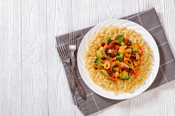 Quinoa Topped Stir Fried Broccoli Julienne Carrots Sun Dried Tomatoes — ストック写真