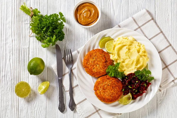 Patates Püresi Ile Somon Köftesi Beyaz Tabakta Pancar Salatası Arka — Stok fotoğraf