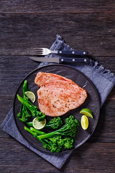 Bife Atum Frito Com Broccolini Parboilizado Limão Placa Preta Mesa — Fotografia de Stock