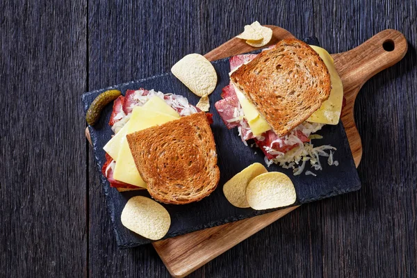 American Reuben Sandwich Rye Bread Thinly Sliced Corned Beef Sauerkraut — 스톡 사진