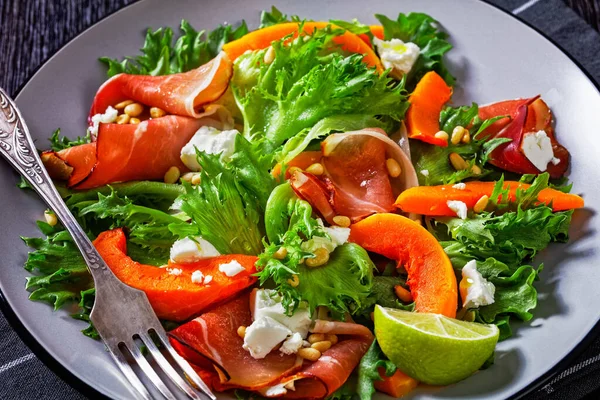 Butternut Squash Salad Lettuce Crumbled Feta Cheese Thinly Slices Cold — Fotografie, imagine de stoc