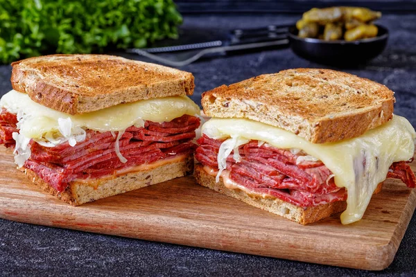 Reuben Sandwich Rye Bread Thinly Sliced Corned Beef Sauerkraut Thousand — 스톡 사진