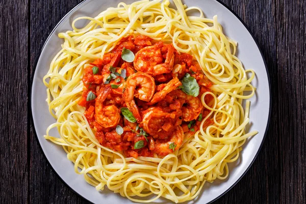 Spicy Garlic Shrimp Pasta Tomato Sauce Prawns Tomato Sauce Noodles — стокове фото