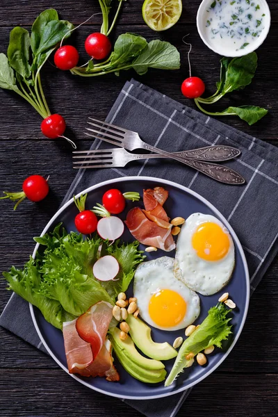 Healthy Breakfast Fried Eggs Fresh Crispy Lettuce Avocado Slices Red — Foto de Stock
