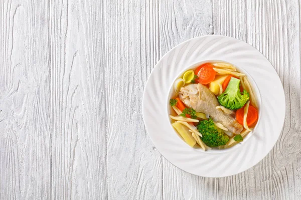 Sup Musim Semi Ayam Dengan Brokoli Wortel Parsnip Leek Dan — Stok Foto
