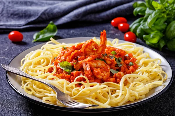 Spicy Garlic Shrimp Pasta Tomato Sauce Prawns Tomato Sauce Noodles — стоковое фото