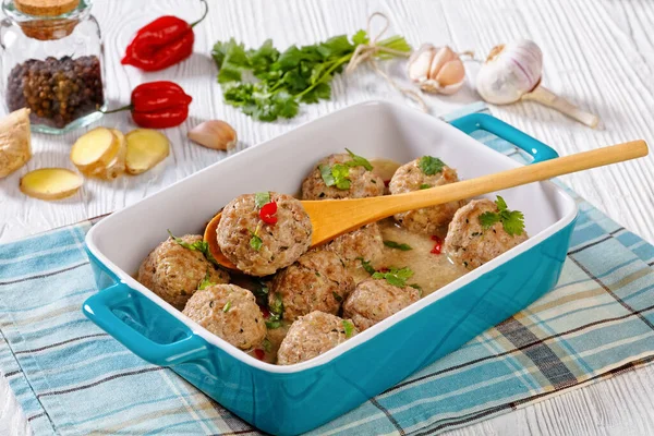 Banh Vietnamez Meatballs Vase Copt Lingură Lemn Masă Albă Ingrediente — Fotografie, imagine de stoc