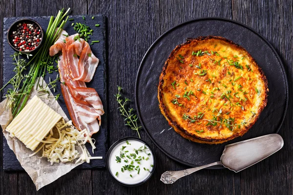 Hash Brown Crust Bacon Cheddar Quiche Black Plate Chives Sliced — стокове фото