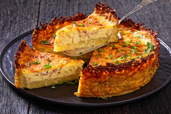 Close Bacon Cheddar Quiche Hash Brown Crust Black Plate One — стоковое фото