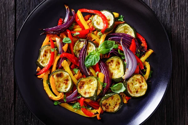 Roasted Red Orange Yellow Pepper Slices Red Onion Wedges Zucchini — Stock Fotó