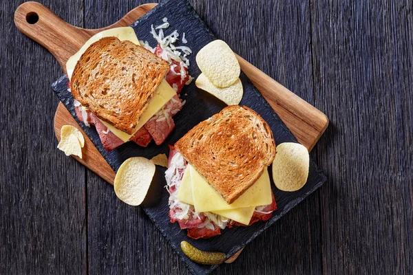 Sanduíche Reuben Americano Com Pão Centeio Fatias Finas Carne Enlatada — Fotografia de Stock