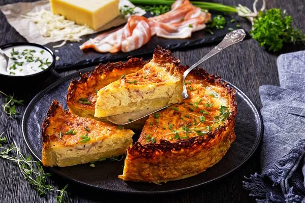 Close Bacon Cheddar Quiche Hash Brown Crust Black Plate One — стоковое фото