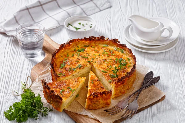 Bacon Cheddar Quiche Med Hash Brun Skorpe Treskjæringsplate Med Redskap – stockfoto