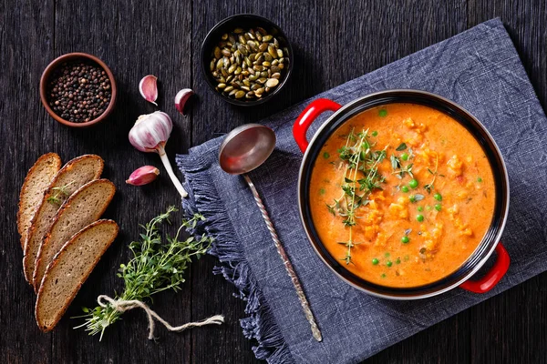 Soupe Épaisse Patate Douce Chargée Légumes Pot Rouge Sur Une — Photo