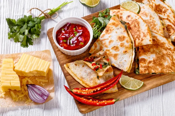 Mexikanische Quesadilla Mit Huhn Grüner Zwiebel Käse Chilischote Koriander Serviert — Stockfoto